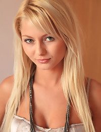 With a confident swagger and sultry come forth unaffected by her face, Grace is a sizzling hot babe in arms who love to tease and butter up while she takes off her lingerie.